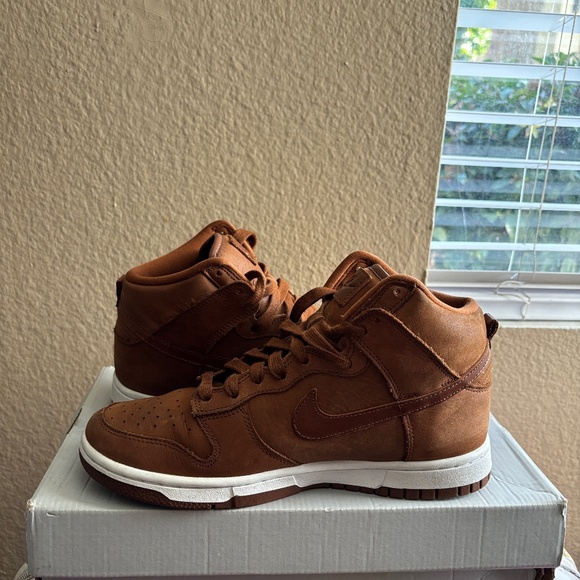 Women’s Dunk Nike Premium Pecan/White - Picture 1 of 4